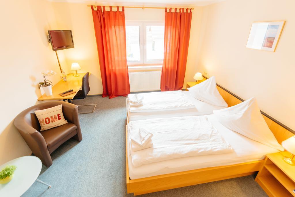 Hotel Rhoenhof Hunfeld Bagian luar foto